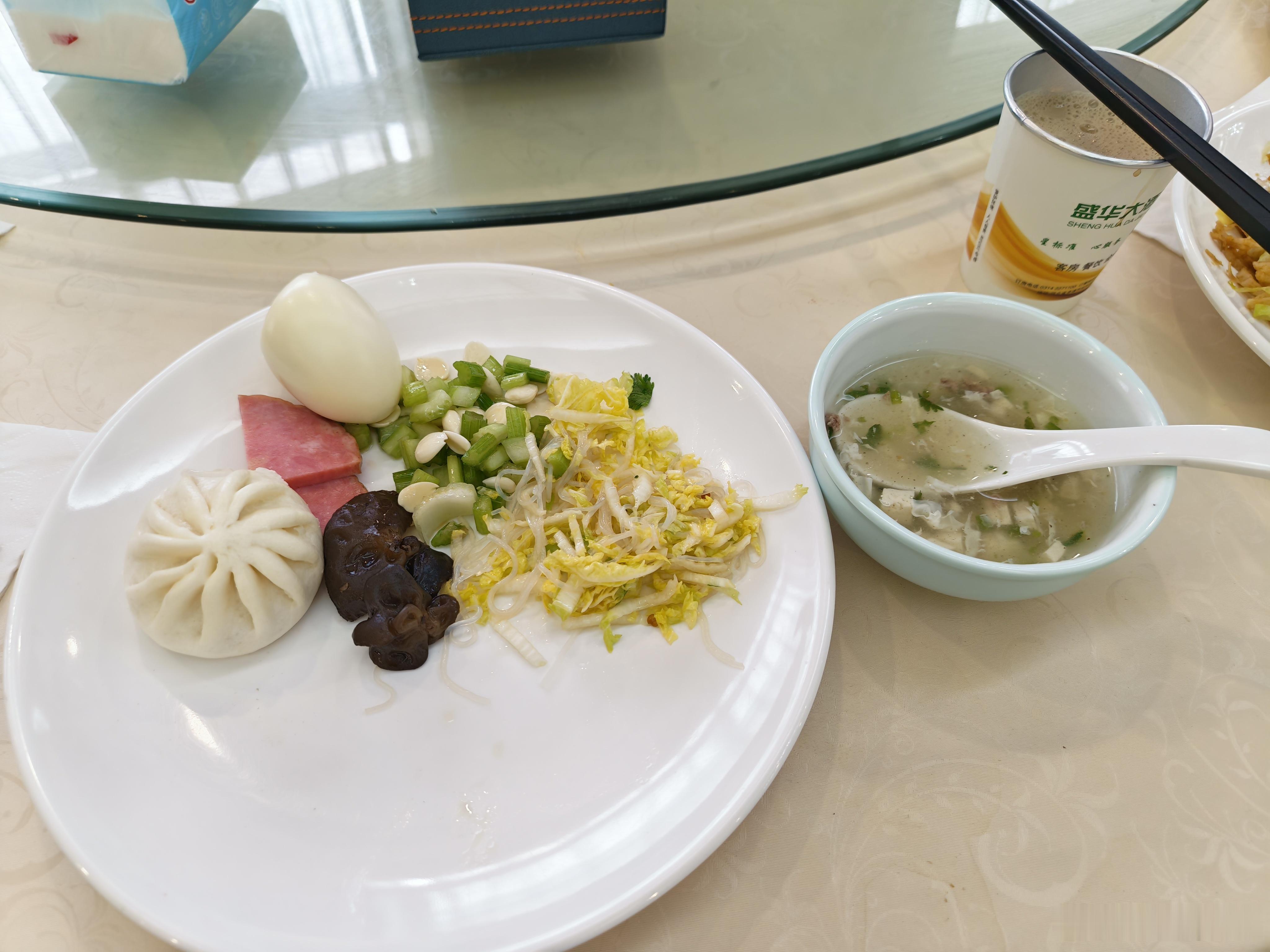 地方特色早餐，杏仁拌芹菜，好吃还润肺赛里木湖景区7人被行拘塞里木湖景区7人被刑拘