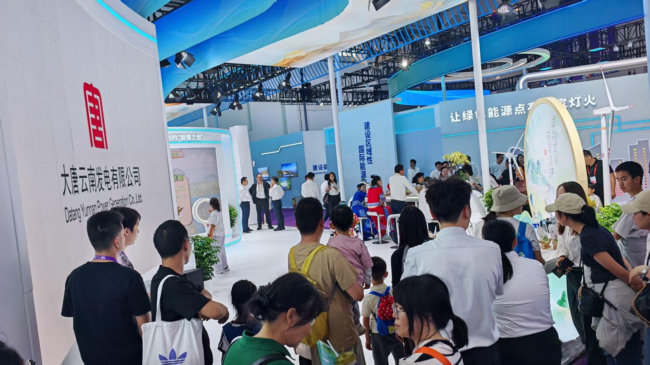 人山人海的南博会现场今年南博会到底有多火 展馆门口排到街角，各展厅里三层外三层全