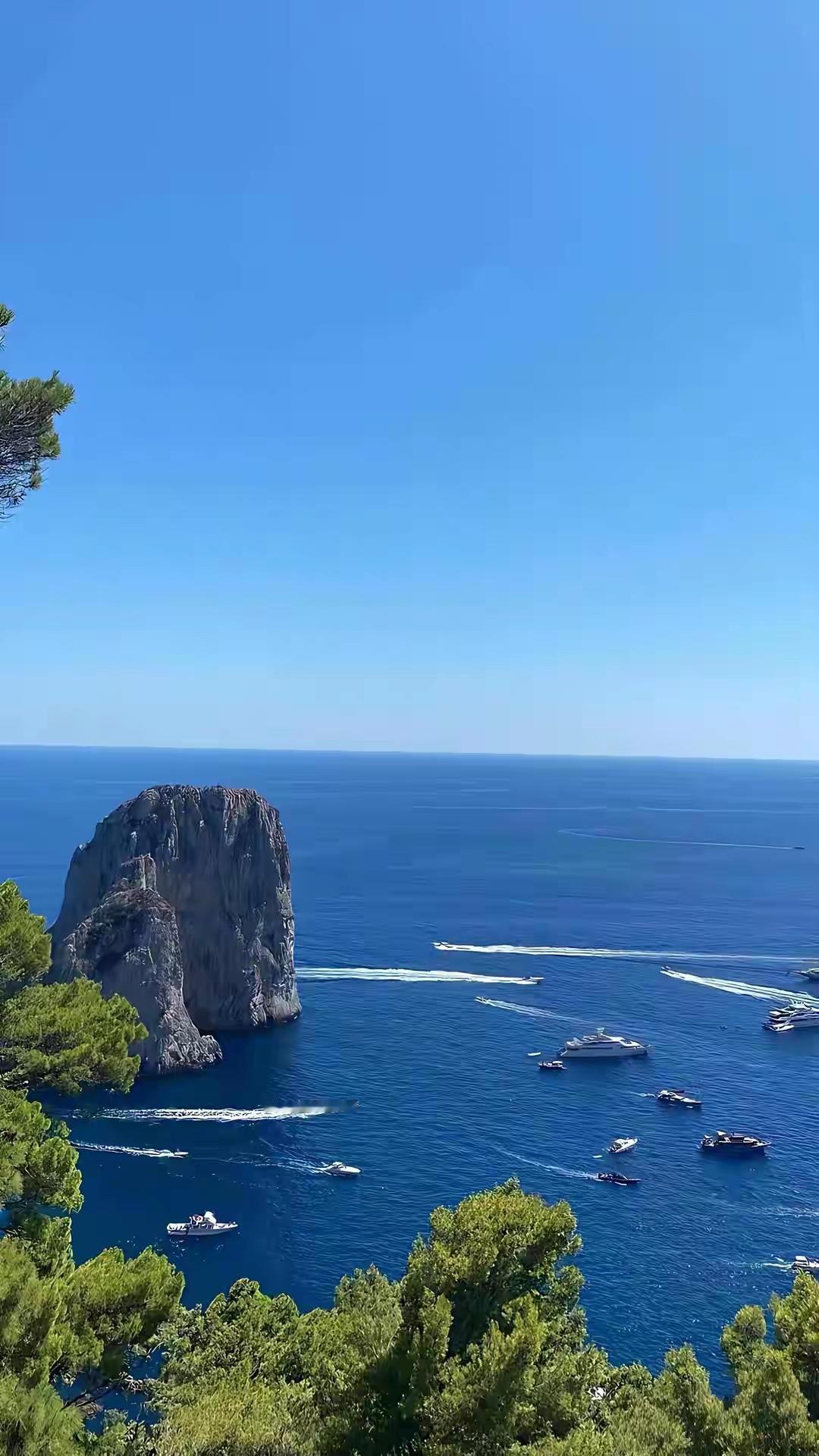 暮春时节，江南大地繁花似锦，然而江湖却被一片阴霾笼罩。“血影门”这一邪派势力近来