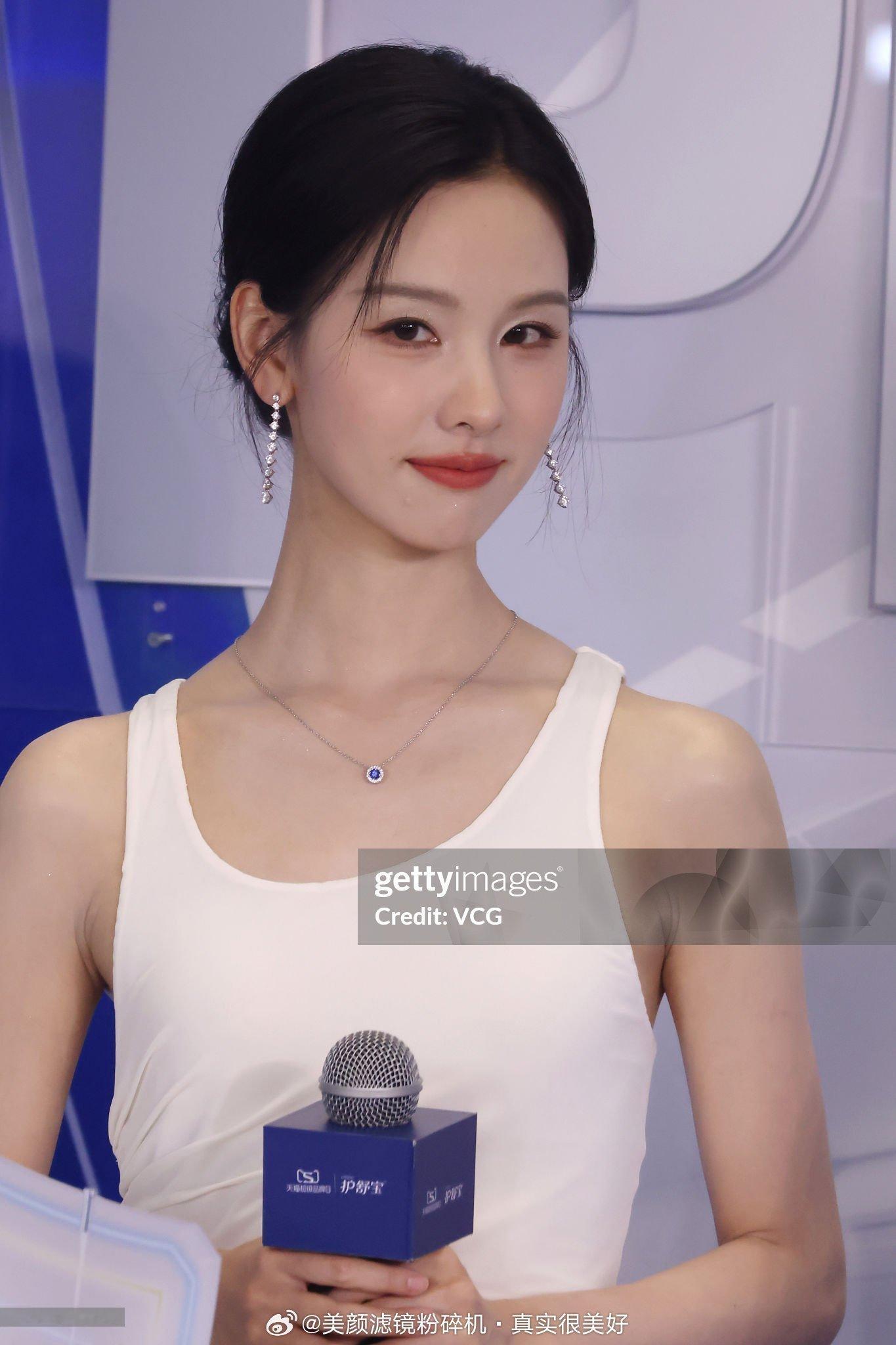 陈都灵[超话]陈都灵额头受伤陈都灵护舒宝活动生图[爱你]希望嘟嘟早日康复 ​​​