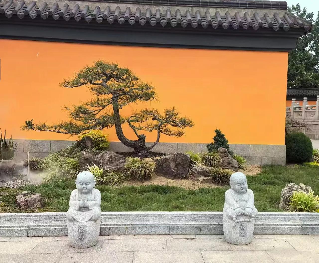 什么是红颜知己：
爱你却不为难你的人叫红颜知己。懂你却不伤害你的人叫红颜知己。付