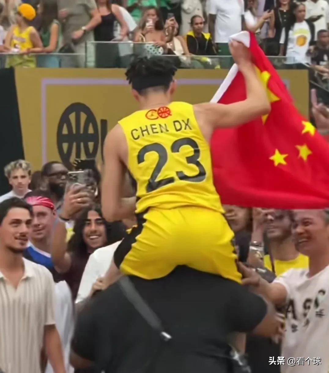 陈登星Quai54扣篮大赛登顶夺冠！
本身一个值得庆贺的正经事，但网友调皮啊！网