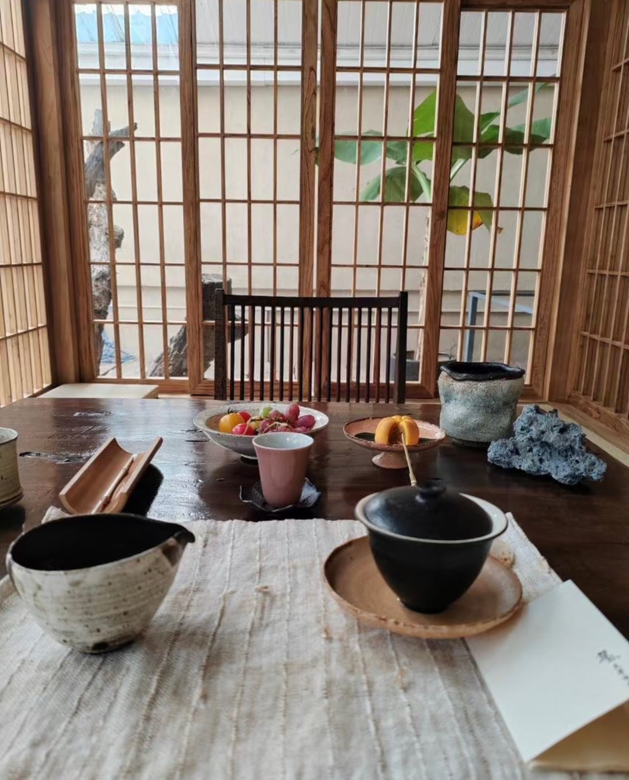 品茶赏器交友  茶，是献给自己一份沉静的礼物。不寄望于从天而降的惊喜，而满足于亲