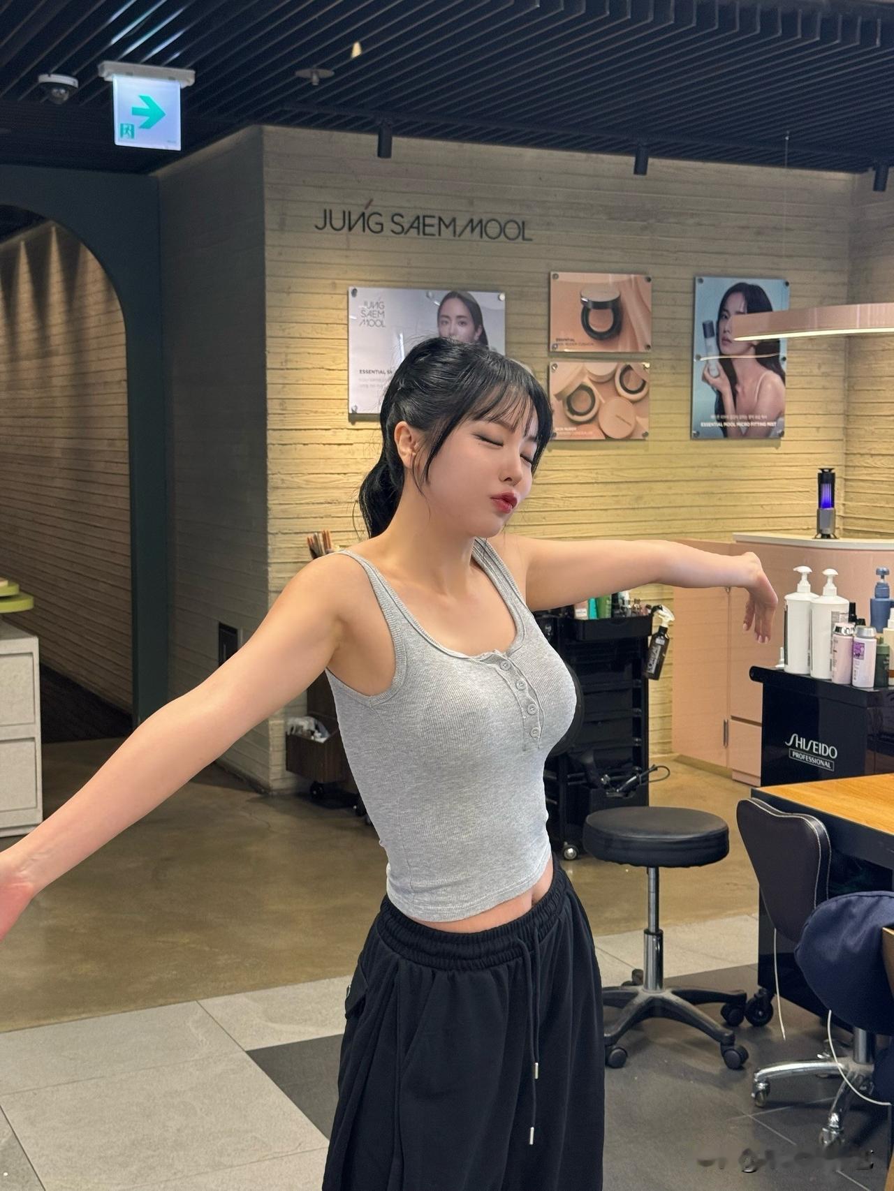 29日，歌手洪真英在自己的Instagram上传了多张照片，并配文“舒服最重要~