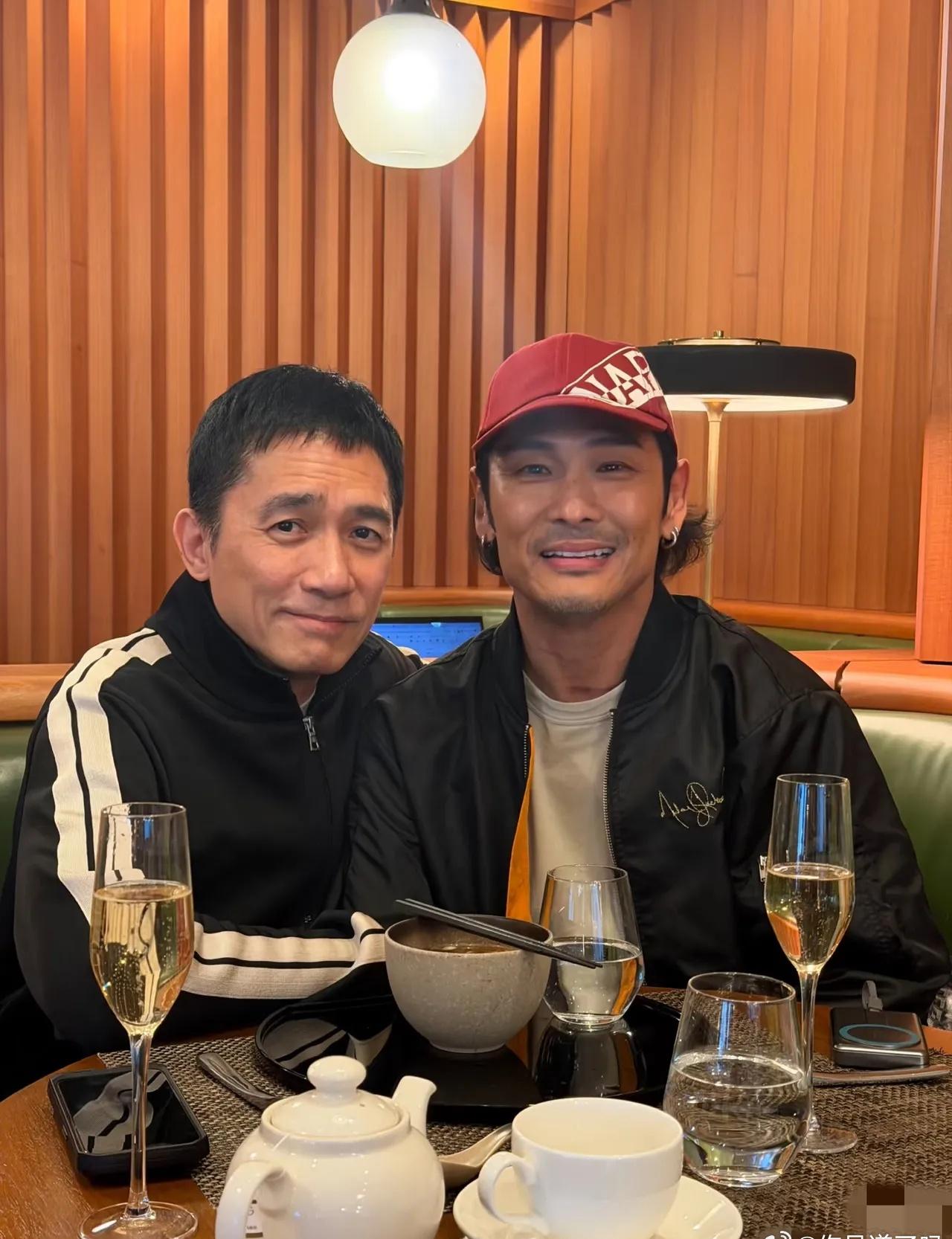杜德伟状态属实太绝了
 
刘嘉玲晒出与杜德伟夫妇的聚餐同框照，众人颜值气质尽显，