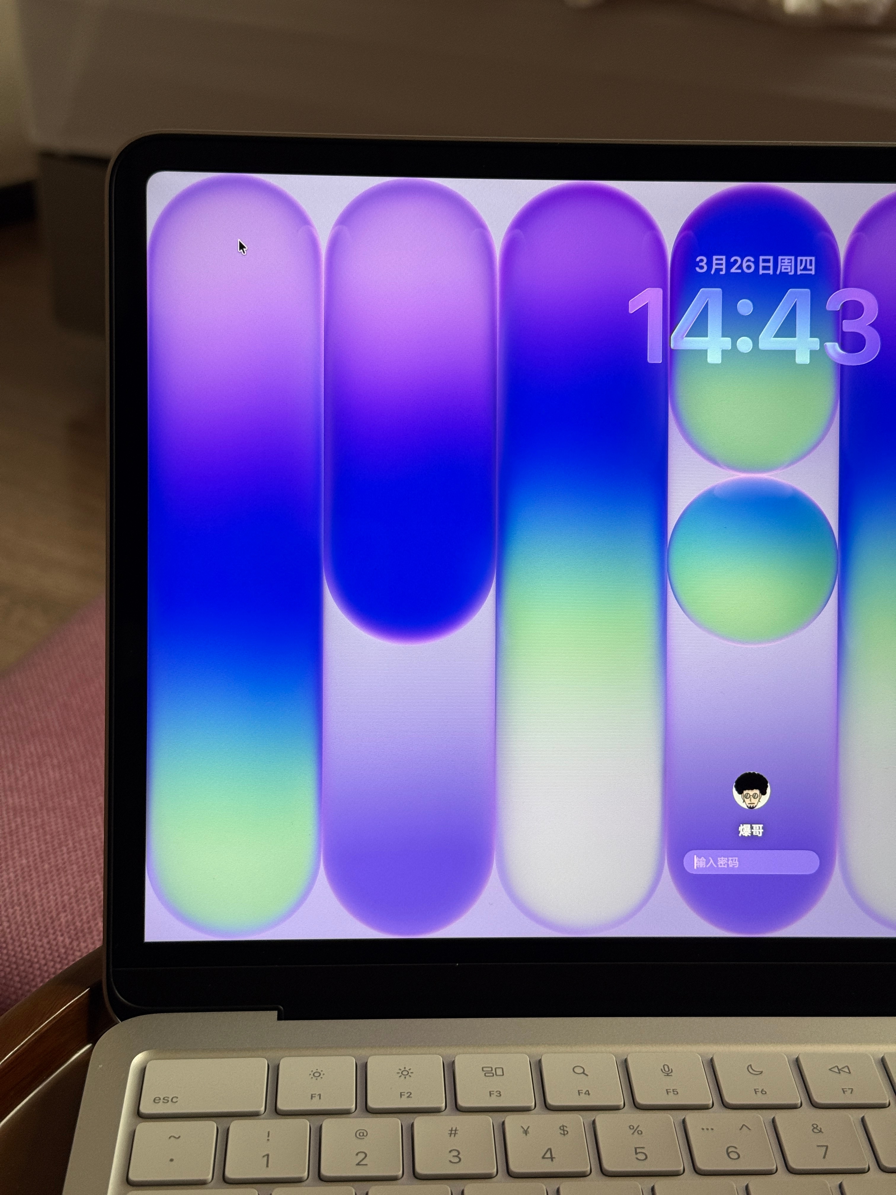 四千块的电脑，这个屏幕 R 角处理得如何