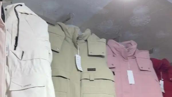 近期，羽绒服翻新服务因原料价格上涨而成为消费热点，吸引了大量消费者关注。济南等地