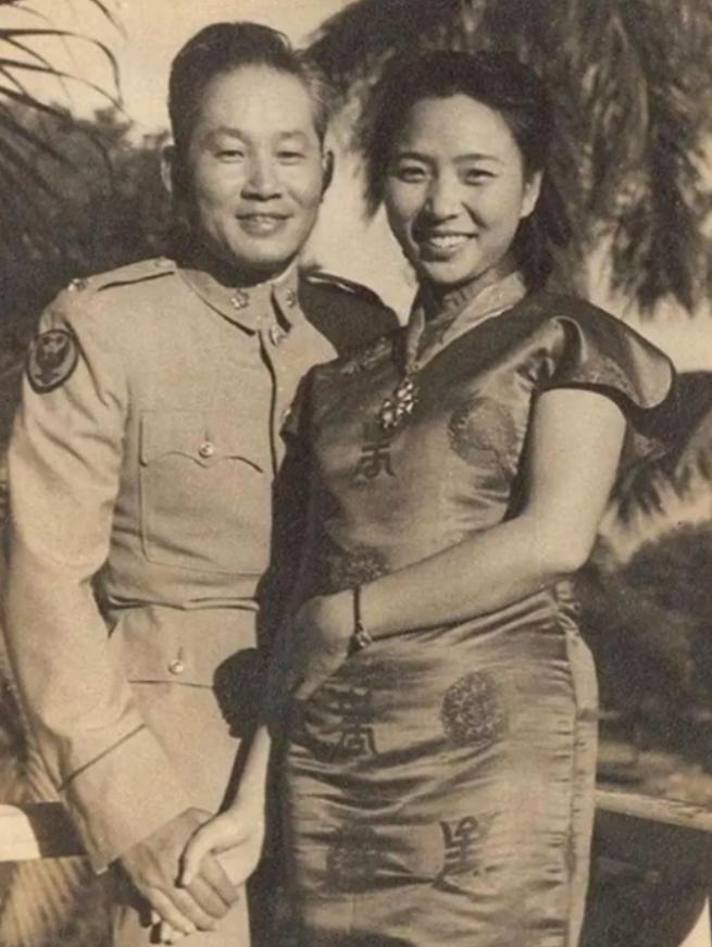 1950年，孙立人脱了衣服上床睡觉，习惯性地搂住老婆，却发现不对劲，他一怔，随即
