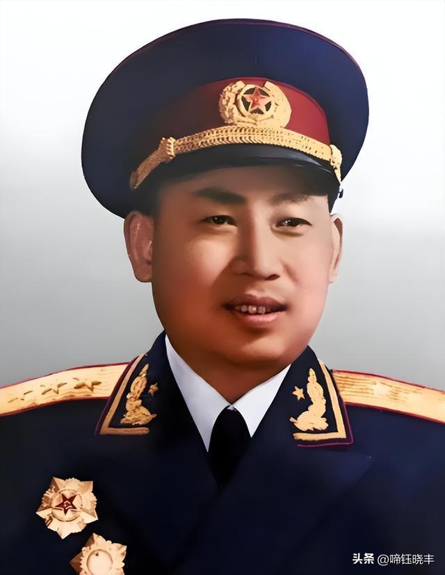 1960年7月的北京，盛夏的蝉鸣裹着燥热，在中南海军委办公厅的走廊里回荡。

