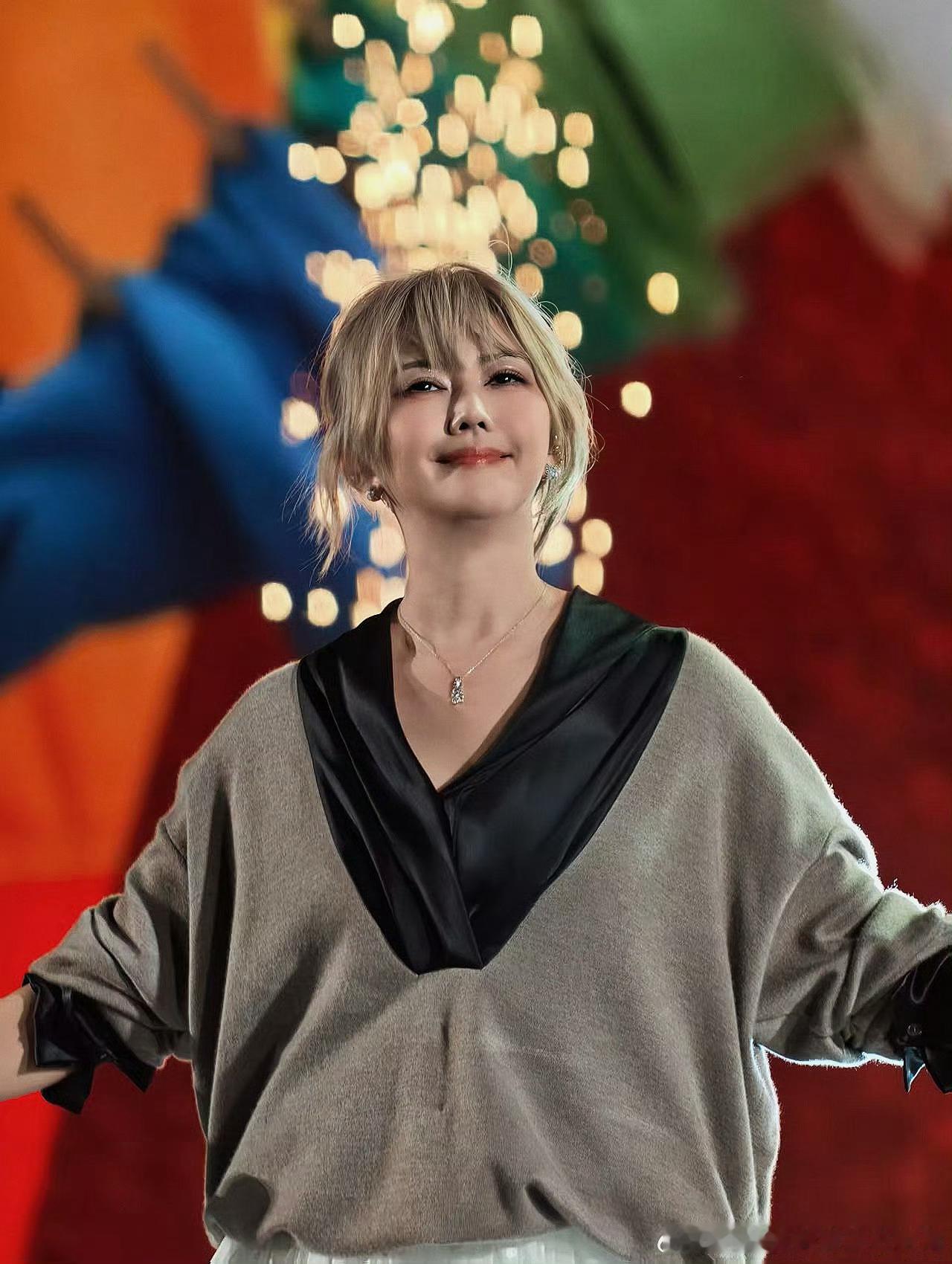 孙燕姿演唱会花车巡场我就想问，天津啥时候来啊，等的花儿都快谢了谁的青春少得了一首