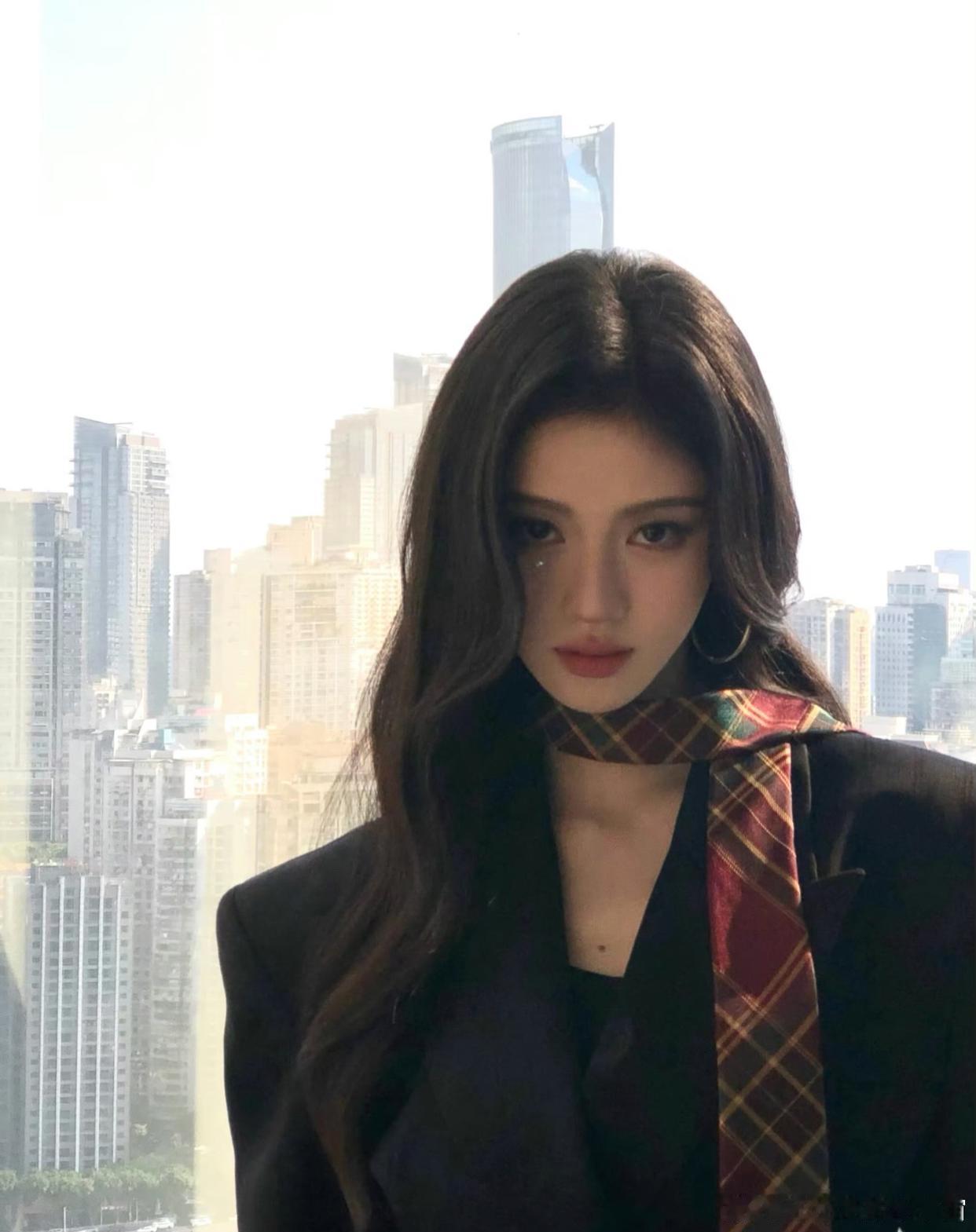 1.张韶涵以前赚的钱都放亲妈那帮忙保管，结果她生病亲妈一分钱不给说没钱。2.陈伟