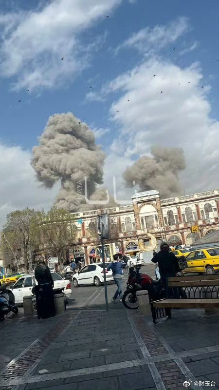 伊朗首都爆炸后升起蘑菇云德黑兰上空蘑菇云冲天，中东局势骤然拉响最高警报。以色列宣