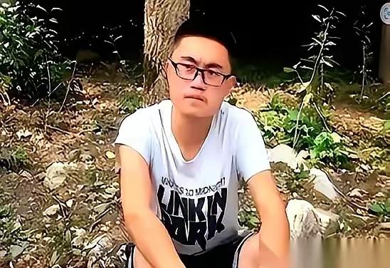 四川绵阳，18岁男孩在高考前一天父亲离世，成为孤儿，从医院到家再到火葬场，一个人