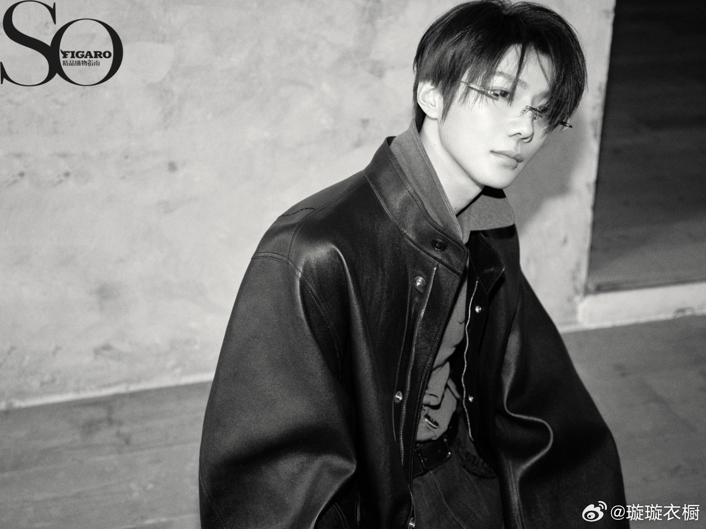 郝熠然黑超遮面藏星芒，掌心雪团映冬光，皮革肌理拓印冷冽诗行。雾窗朦胧裁光影，灰调