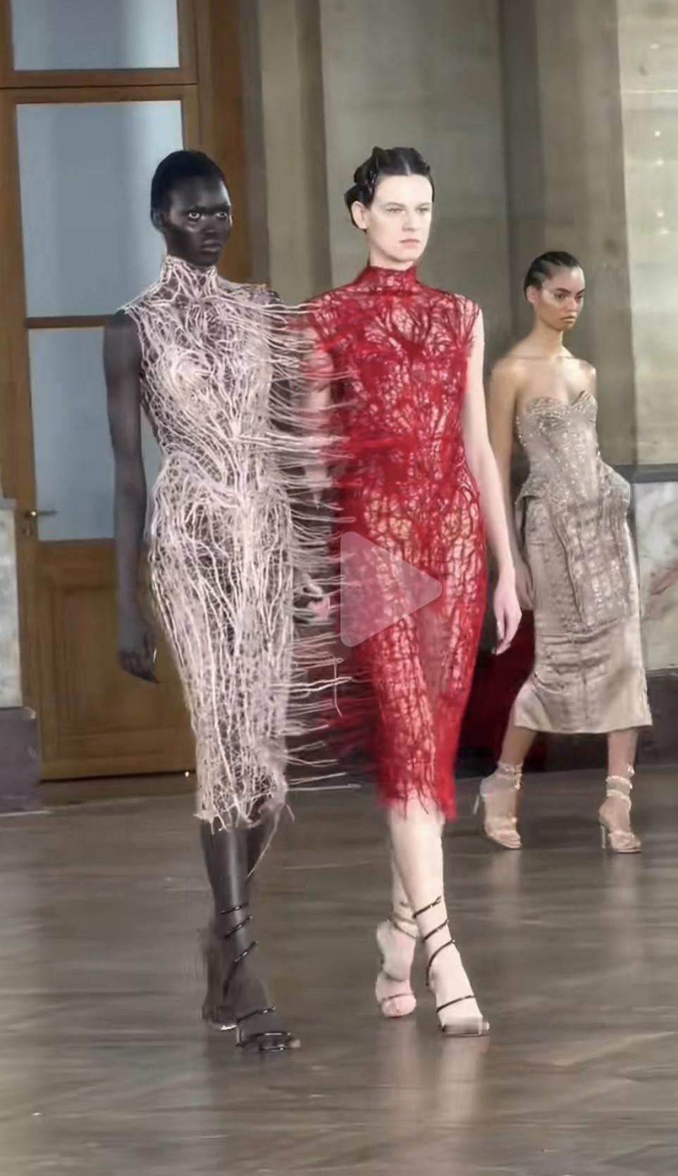 说实话我真没觉得这衣服哪里好看，可能是我比较肤浅吧，我觉得衣服最重要的是实用性，