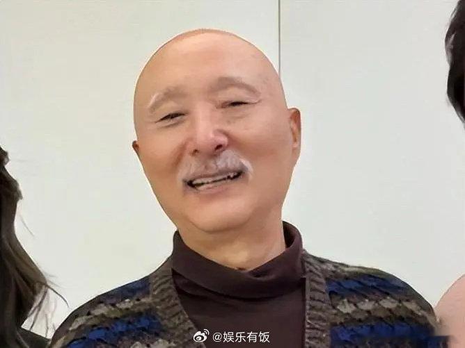 陈佩斯与妹妹一家同框  陈佩斯近照  近日，陈佩斯与妹妹陈丽达一家同框，70岁了