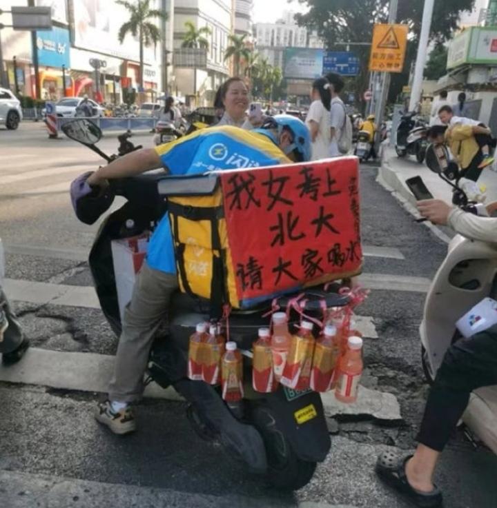 全网刷屏！南宁闪送大哥的骄傲，看哭无数人！

炎炎夏日南宁街头，一辆闪送电动车引