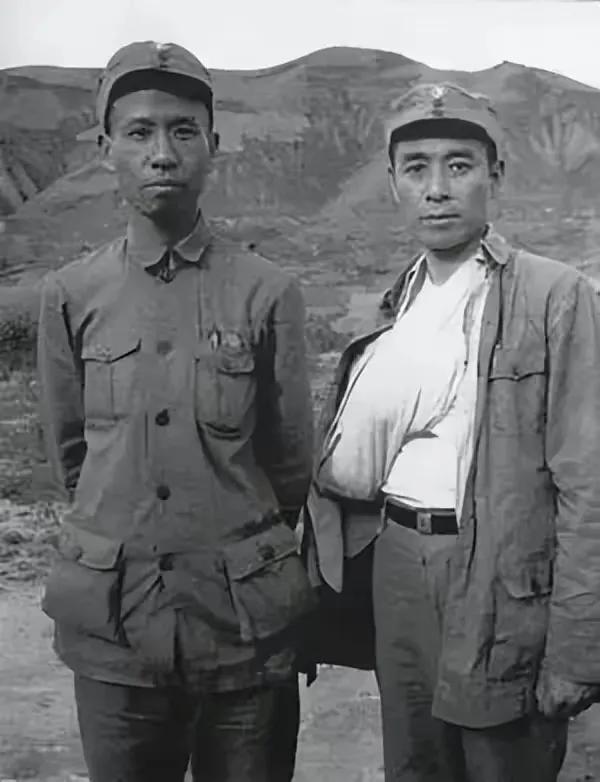 你知道周总理的右臂为何始终弯曲吗？原来这背后藏着一个秘密。

1939年7月的一