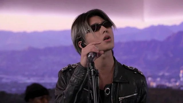 分享视频 歌手：蔡徐坤《Colder (Live on Apple Music 