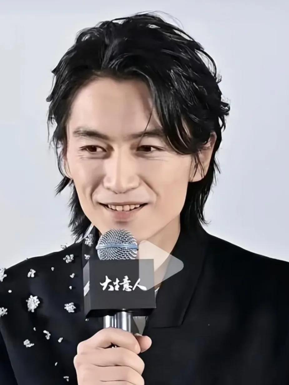 陈晓怎么变这么瘦？

这难道是新剧的造型需要

瘦的没了精神气

感觉一下子苍老