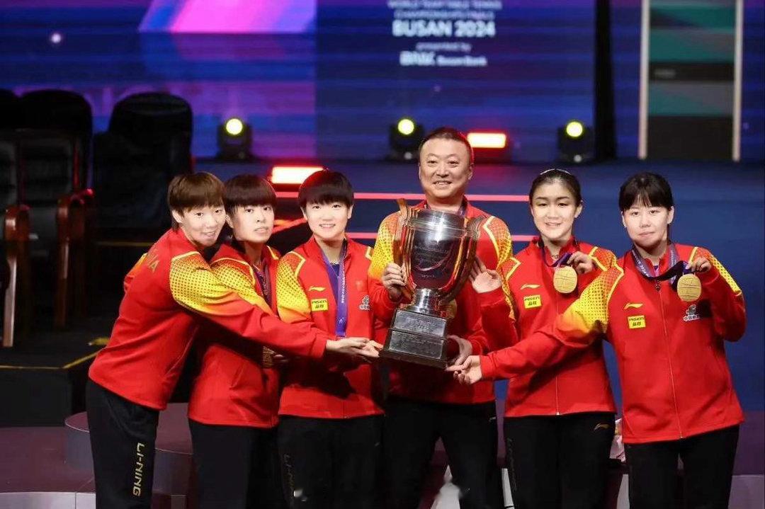 国乒男女队拍摄出征合影中国乒乓球队作为世界乒坛的顶尖队伍，其男女队在出征重要赛事