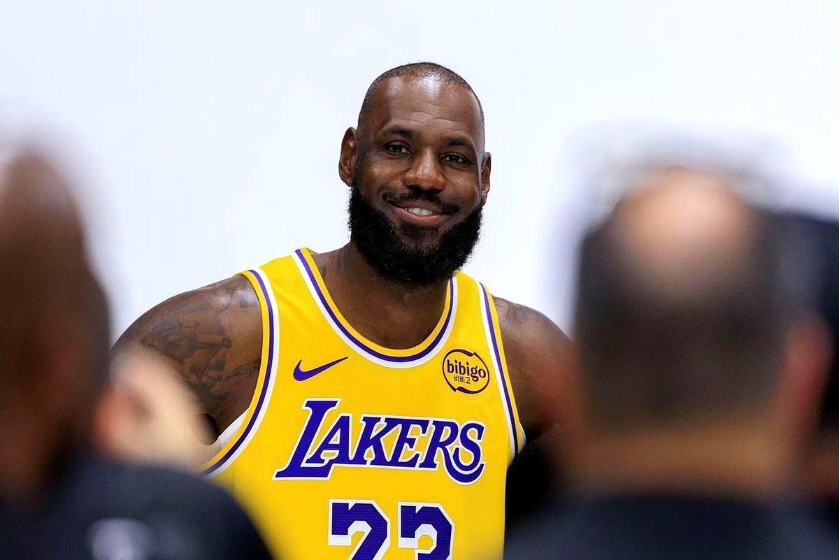 湖人真要锁死詹姆斯了？

消息一出，整个洛杉矶都松了口气。

湖人管理层这次没玩