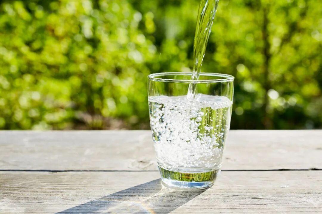 年纪大了要少喝水？别再被骗了，缺水对身体危害很大，这样喝水更健康！
很多老年人都