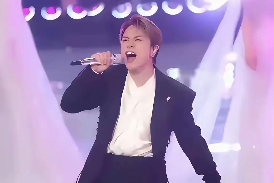 最近不少人在说张敬轩的事，举报的声音越来越多，内地演出基本没指望了。但霍汶希还在