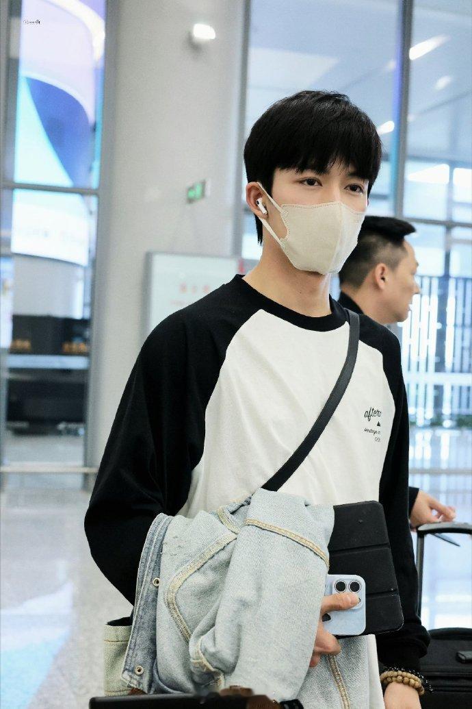 #王星越黑白休闲风look##王星越手机壳后面是咪咪# 今日王星越的机场look