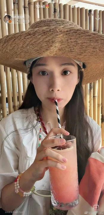 卢昱晓把睫毛看成腿毛卢昱晓怎么这么可爱啊我的天！网友：拔一根睫毛，晓晓：拔一根腿