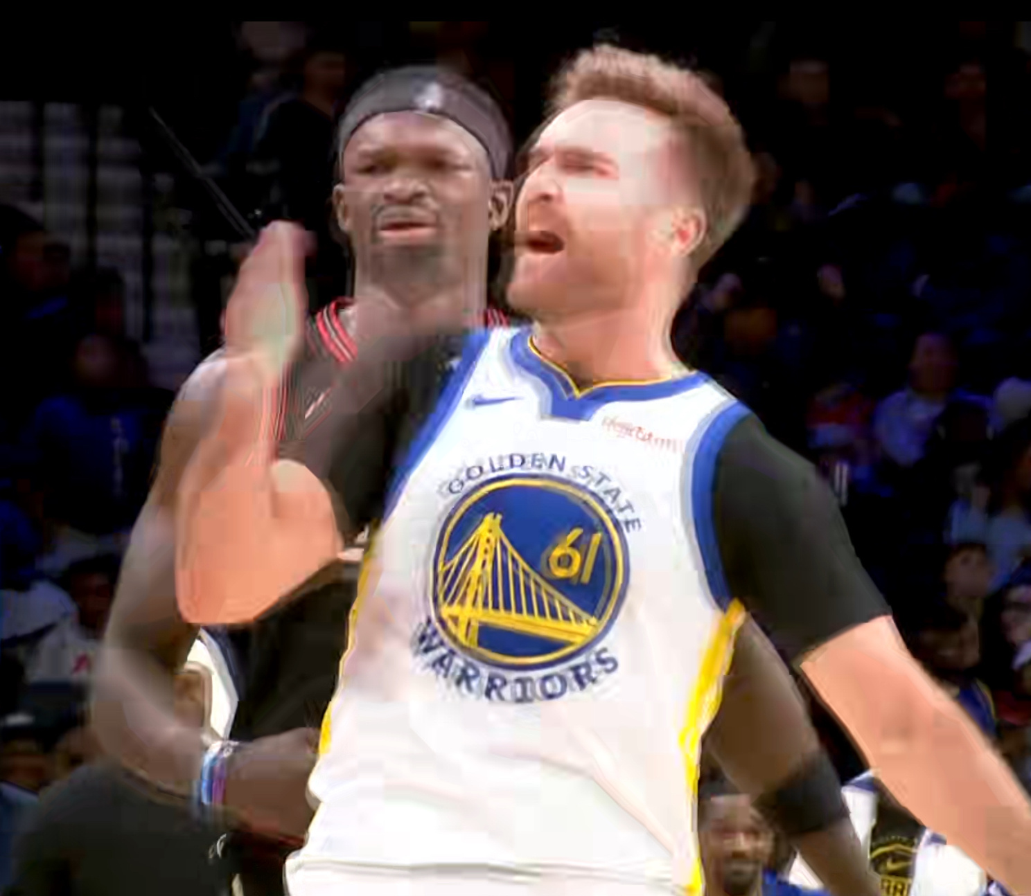 最近两场的斯潘塞，像个战神你要不常看NBA冷不丁打开，一看这长相和比赛，以为诸神