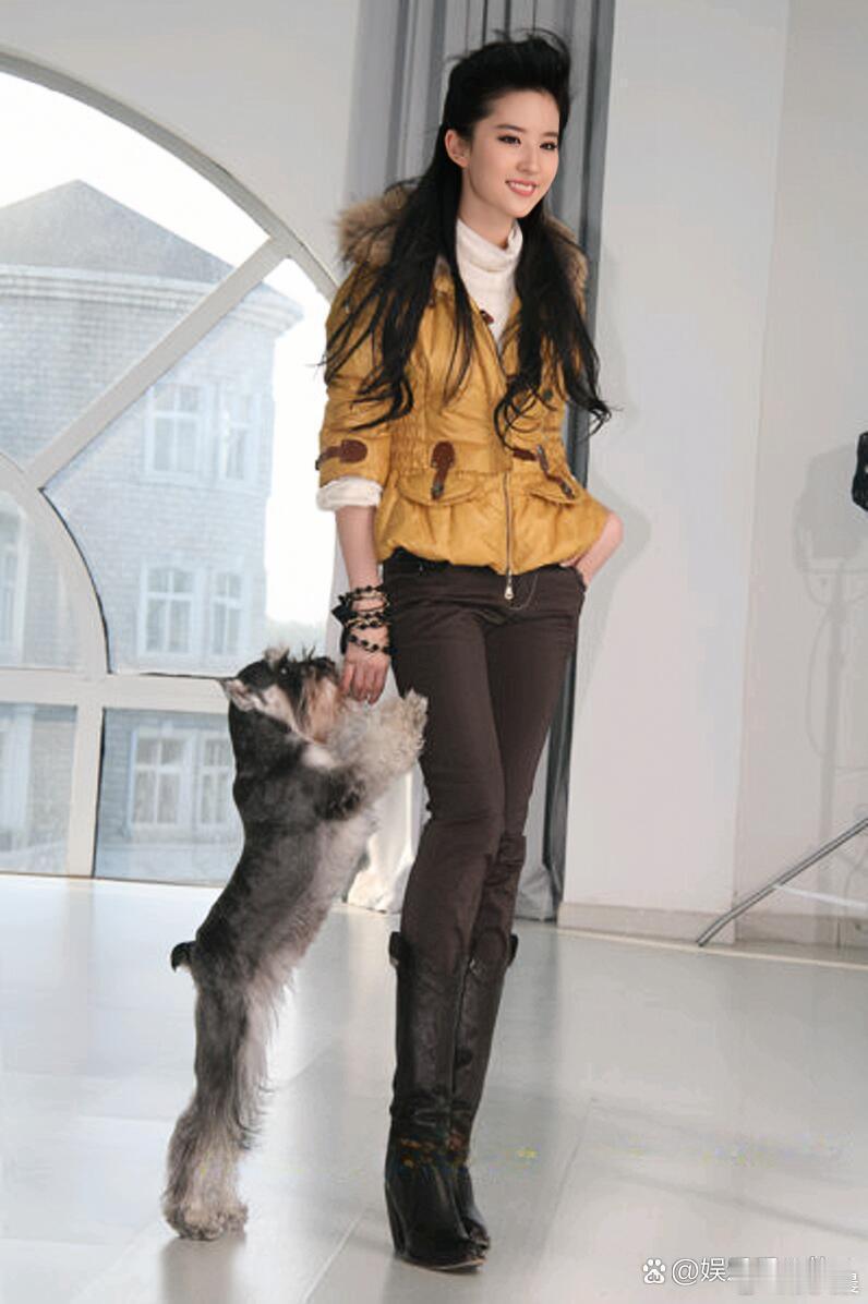 刘亦菲这颜值太能打了！这么难看的衣服穿在她身上，居然一点都不显土，美貌的抗造程度