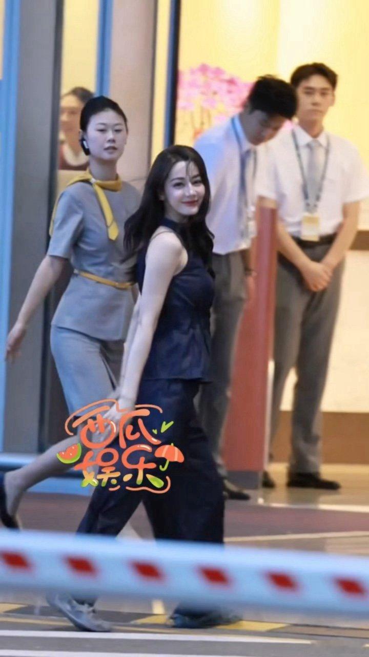 迪丽热巴后系鞋带迪丽热巴系鞋带的方式  迪丽热巴可可爱爱 