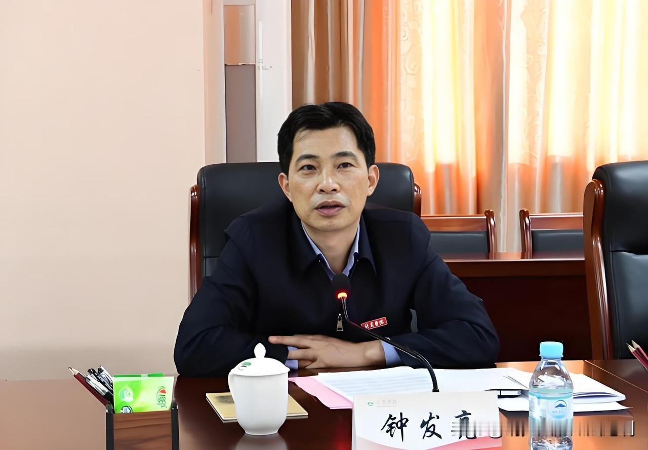 7月24日，福建教育圈炸开一条重磅通报。

龙岩学院党委书记钟发亮，涉嫌严重违纪