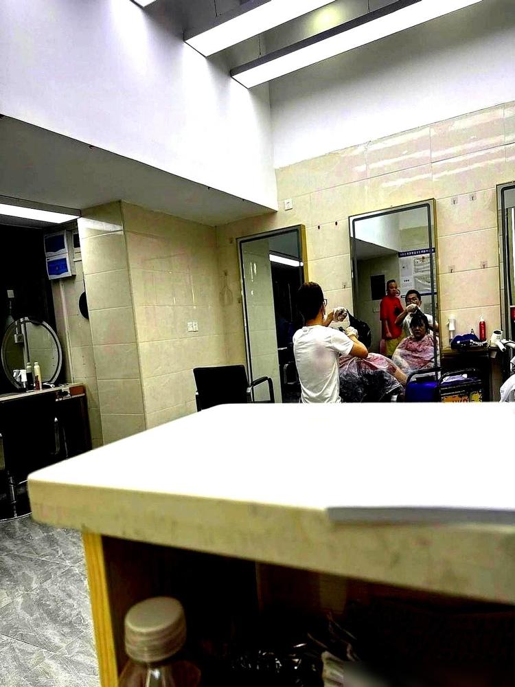 这届美发人太难带了！深圳10家理发店老板深夜算账，51个员工月发30万工资，手把