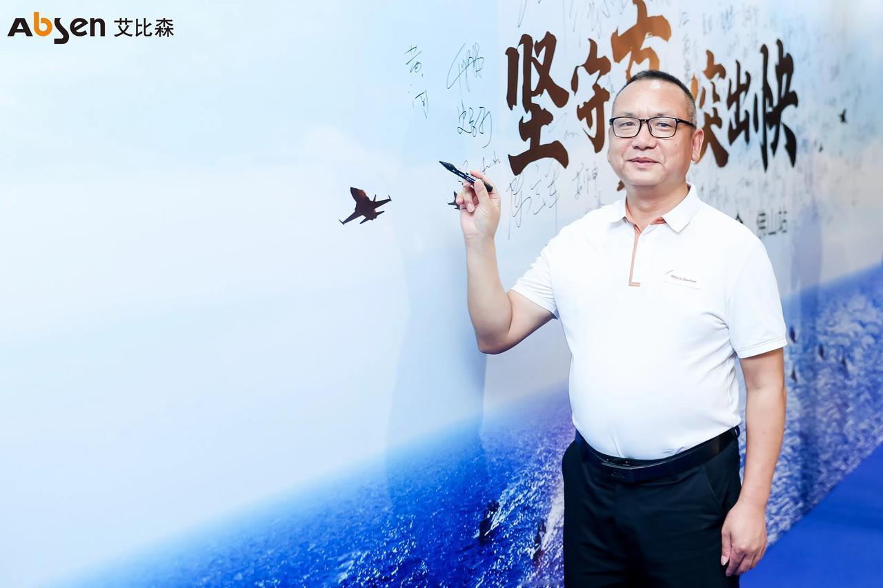 关于写作，当你眼睛都快写瞎的时候，你问问自己，有多少是你想写的，有多少是你写得很