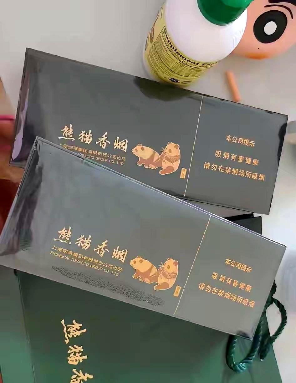 两条烟卖了1400，转头我就后悔了，你说这波操作是不是有点憨？
亲戚送了两条高档