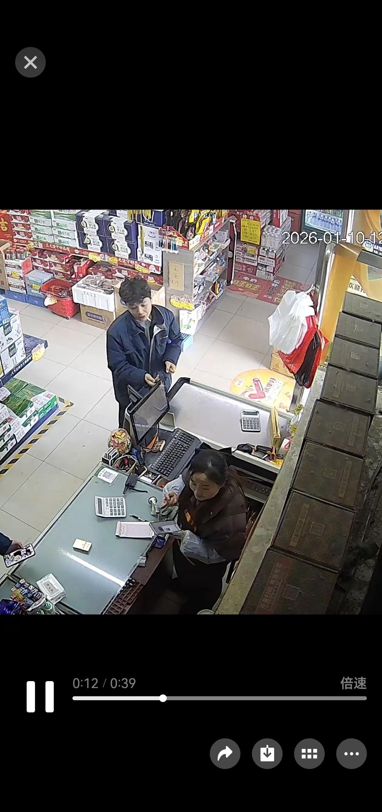 看有没有认识这两个小伙的，拿了一盒帝豪烟，没有付款成功。