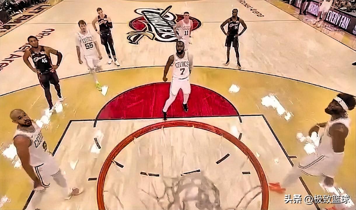 杰伦-布朗真是太不给骑士面子了！在今日凯尔特人客场对阵骑士的第二节比赛中，杰伦-