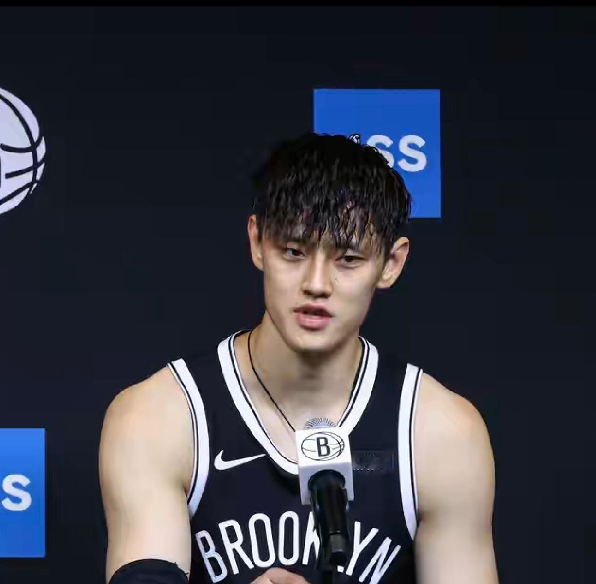 对于曾凡博来说：“宁愿当鸡头也不应该去当凤尾”，NBA像他这样的锋线球员一抓一大