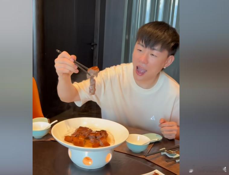 胡彦斌回应被催上歌手，烧鹅不香了 ​ ​​​