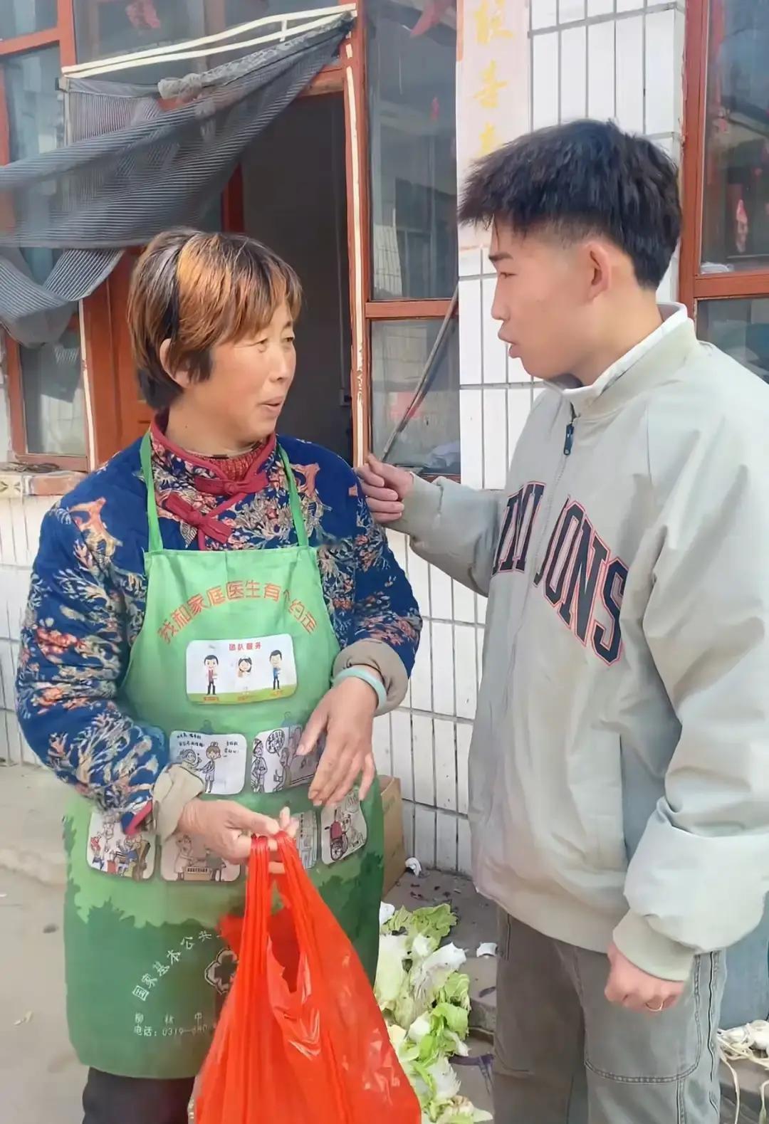 农村傻大妮病着那几天，视频里就她一个人躺医院，亲戚轮流送饭，儿子儿媳影子都没见。