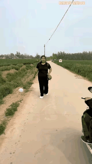 路遇骑车抢包，女生好有智慧啊！