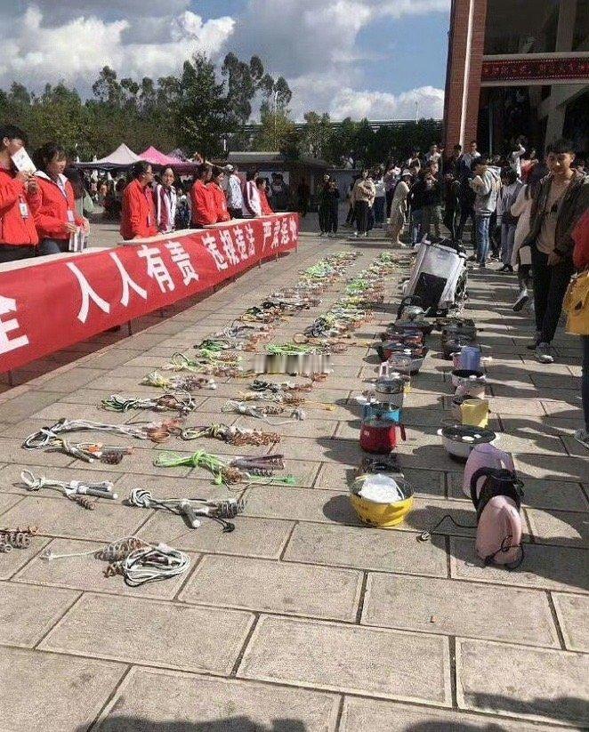 学校查寝时没收的，太可怕了 