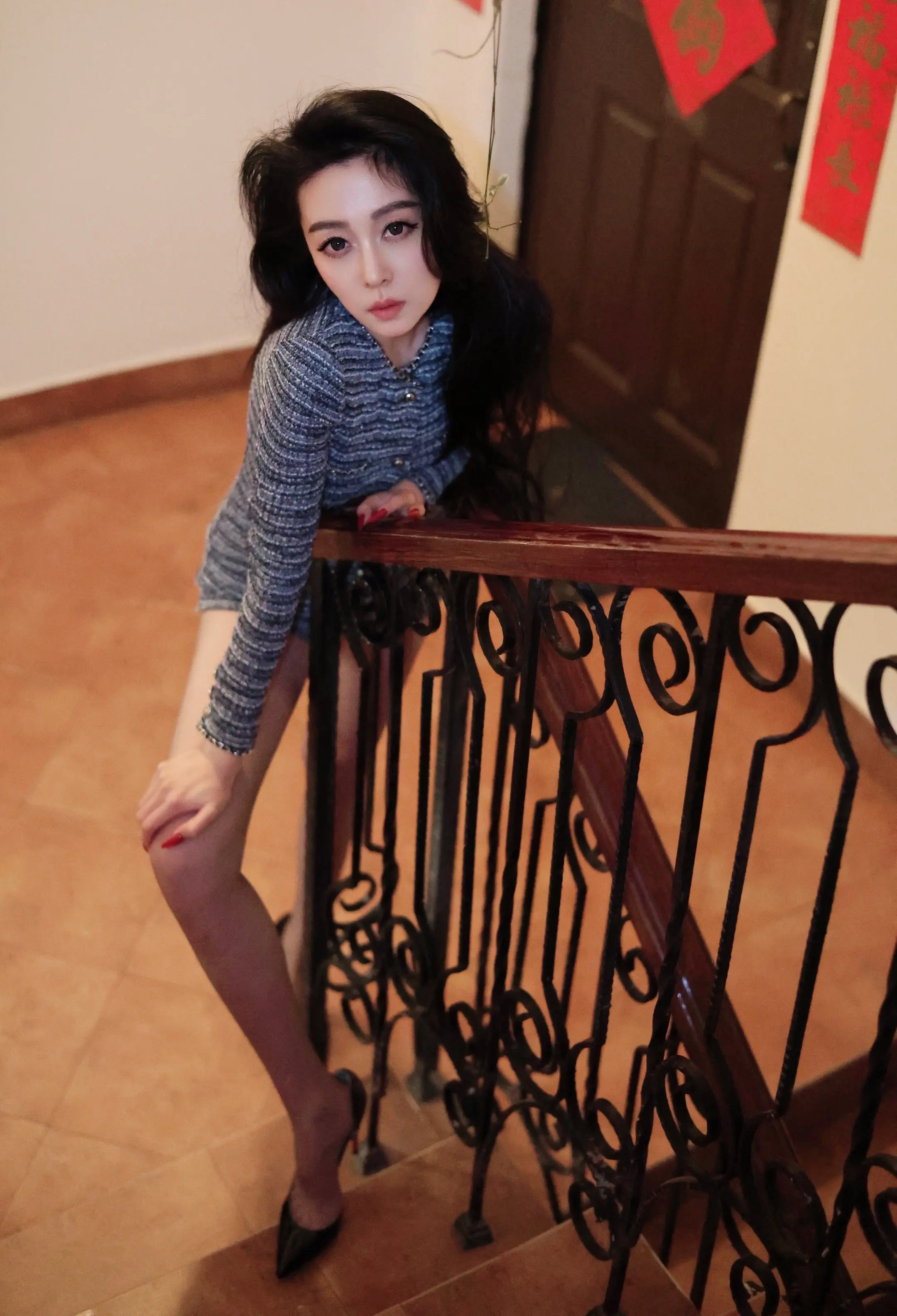 你这蠢货根本恨不上我，你只会在看见我这张脸的时候再次爱上我。