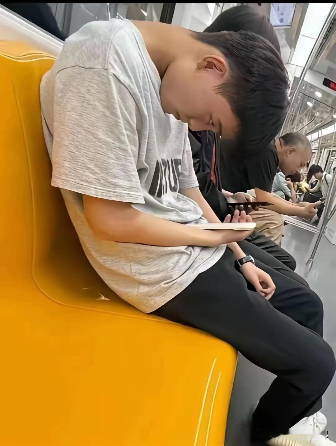 他，怎么了嘛