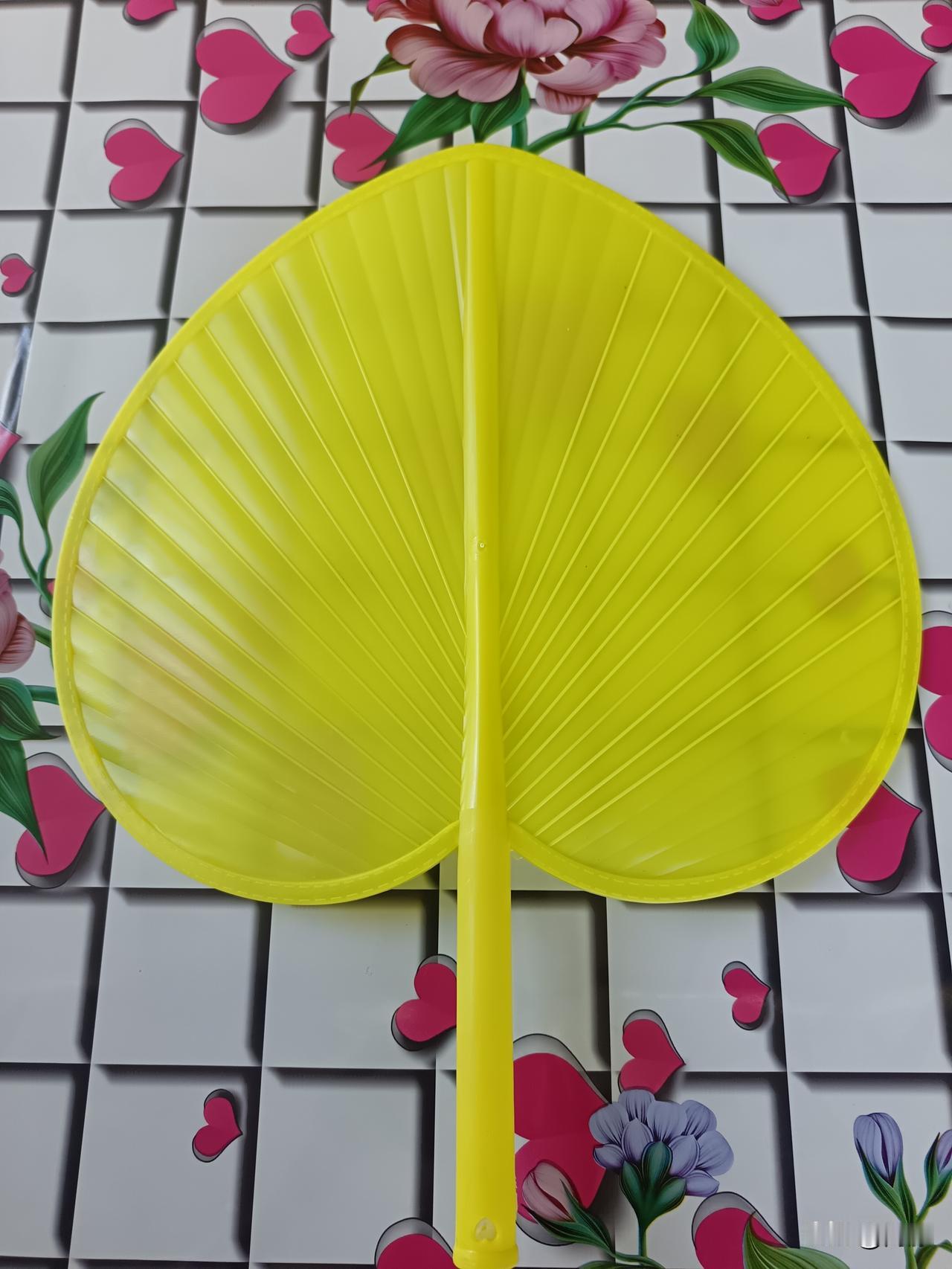 一个人真的不舍得开空调，今天到镇上看完牙科，顺便在日杂店铺买了一把金黄色的塑料扇
