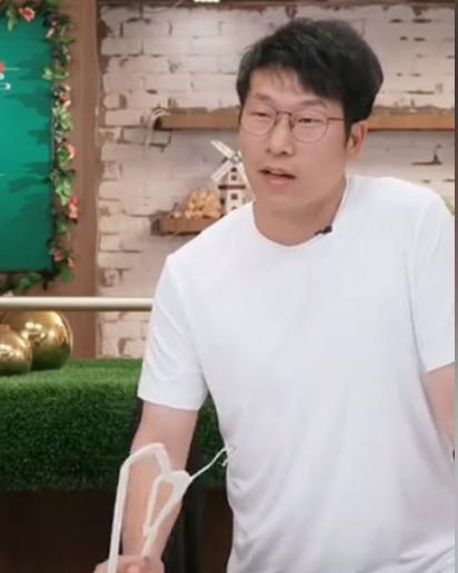 北京刚下高铁的钛合金猛男@明明，见到媳妇瞬间秒变委屈小狗(笑cry)！五一带着娃
