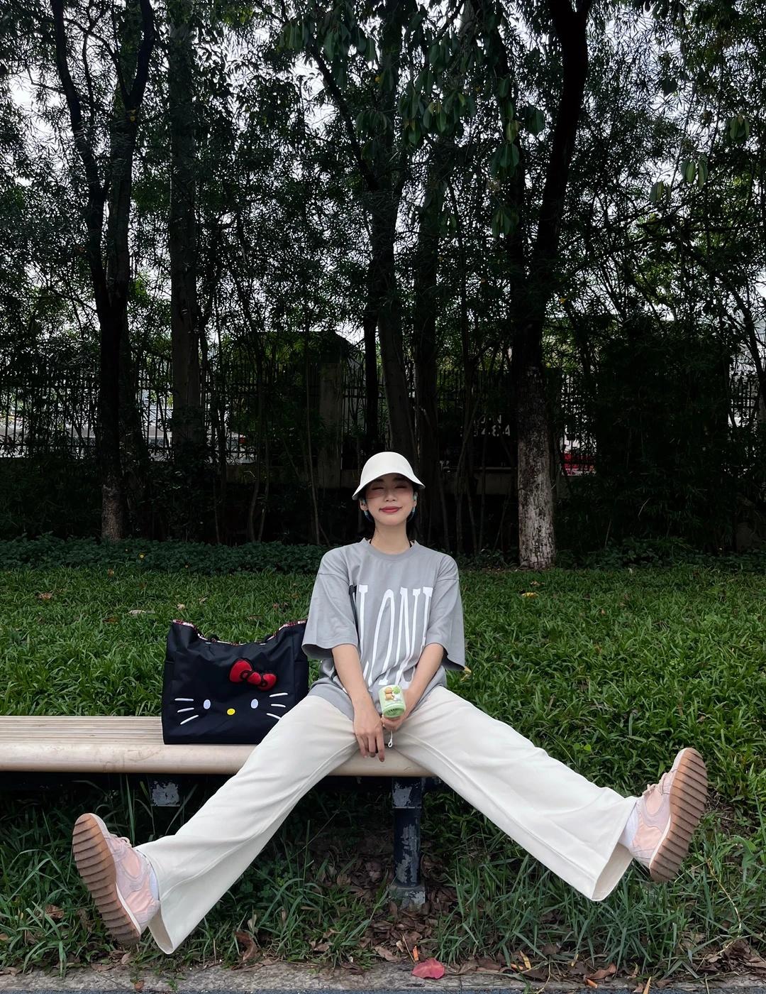 逛公园ootd
懒人夏日本命穿搭公式✅
宽松灰T+奶白垂感阔腿裤
不费力就能穿出
