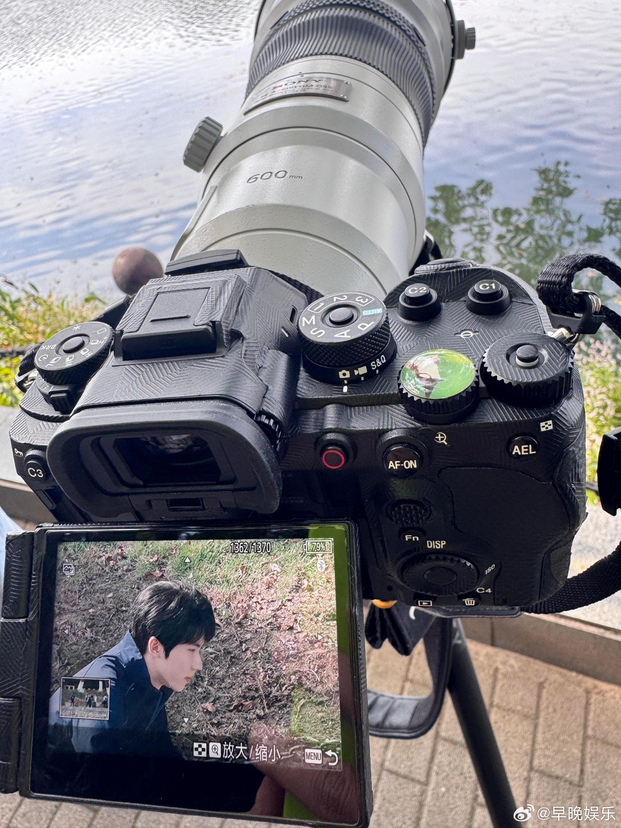 拍鸟遇到马嘉祺 博主拍鸟遇到《我们生活在南京》剧组，拍的马嘉祺好帅[么么哒] ​